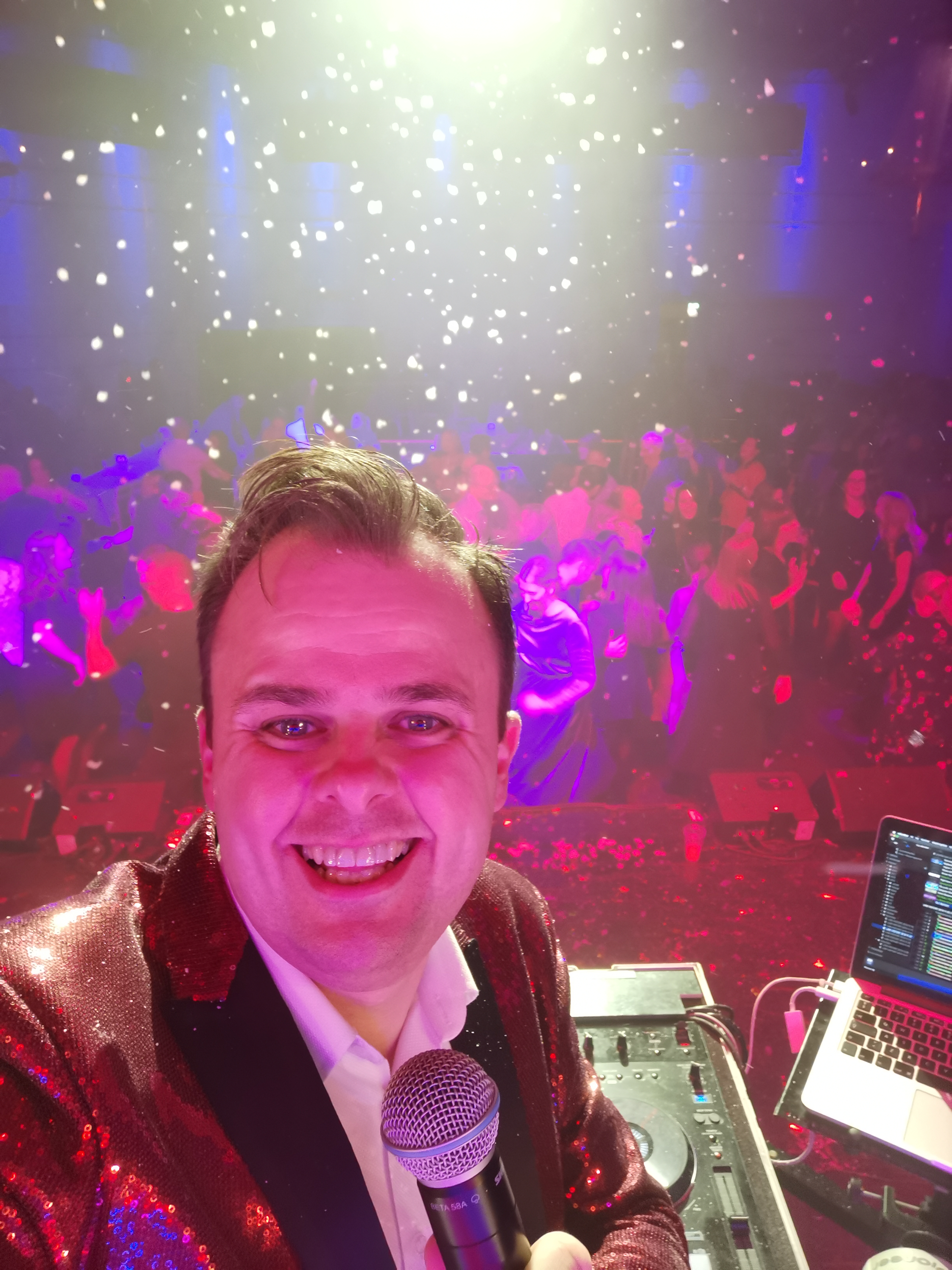 Thomas Simonsen DJ med konfetti